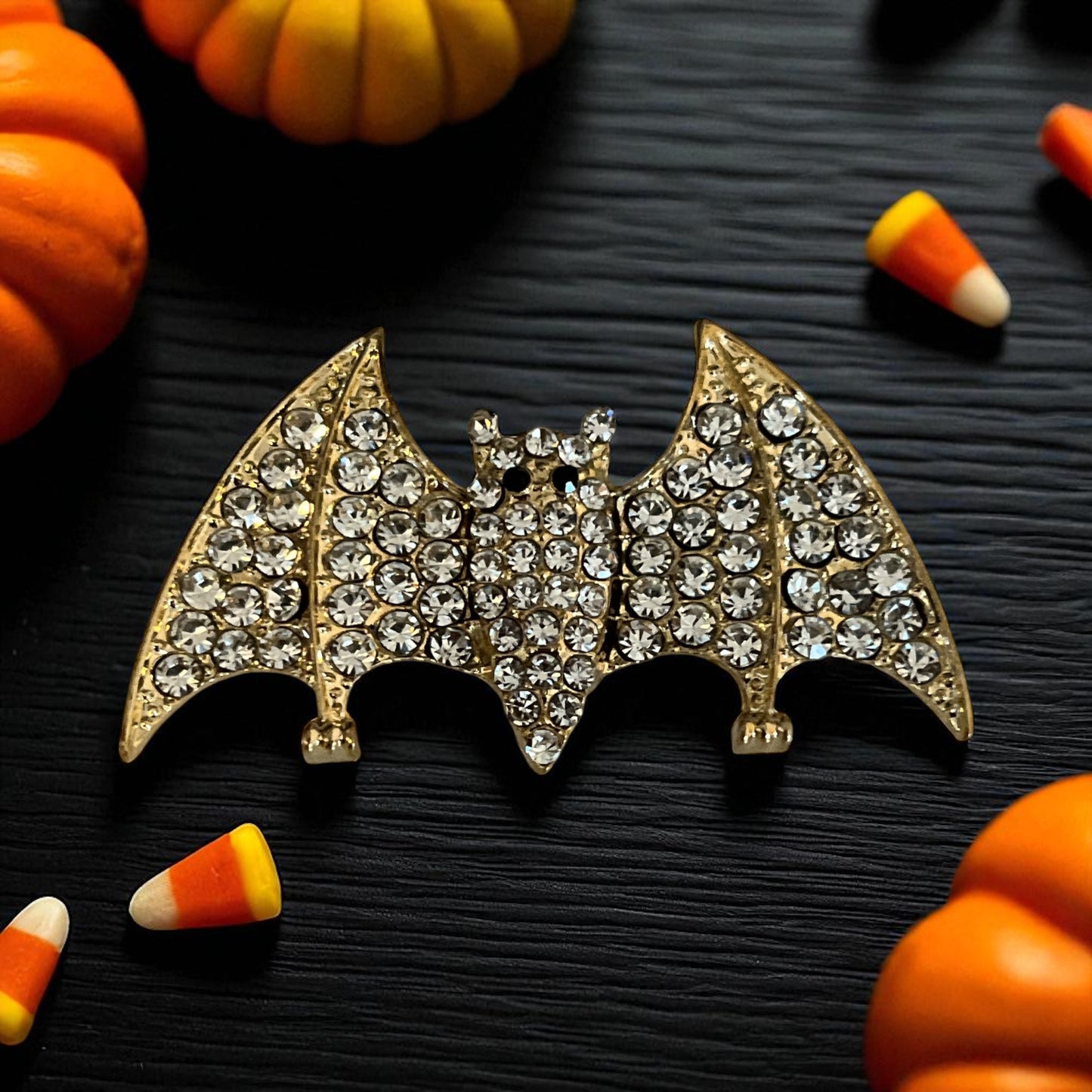 Atemberaubende elegante Halloween-Fledermaus-Anstecknadel in Blau, Grün und Schwarz – funkelnde Strassbrosche