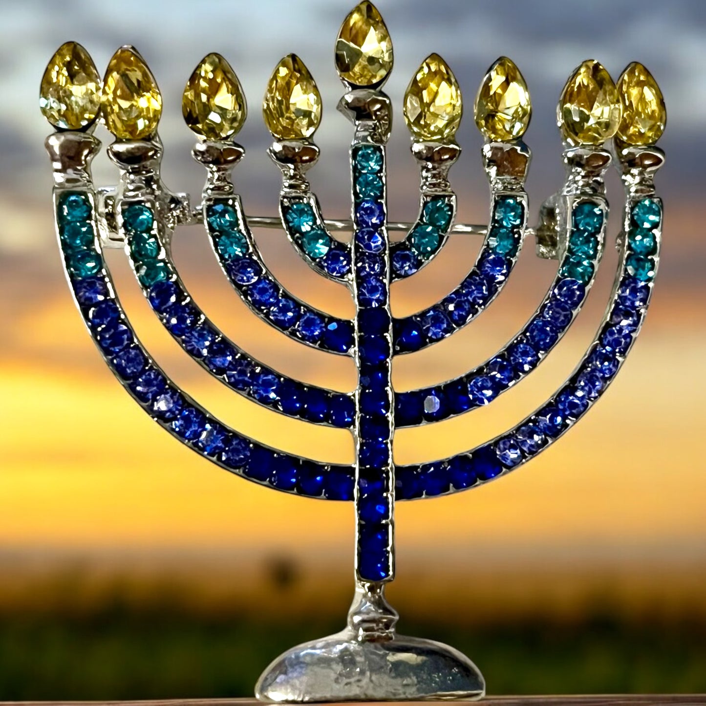 Funkelnde goldene Menora-Brosche mit Strasssteinen – elegante Anstecknadel mit Kunstdiamanten für ein stilvolles Modestatement