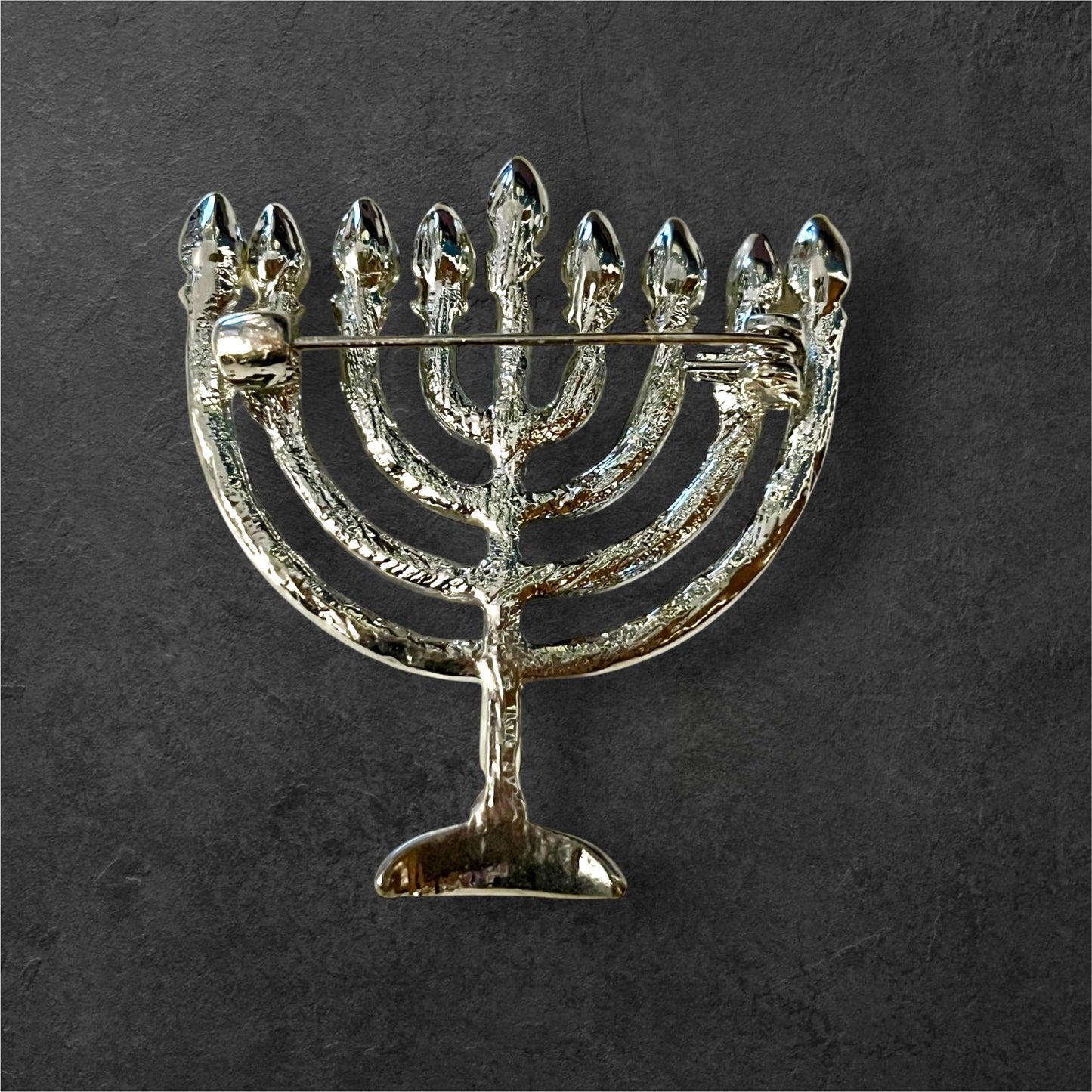 Funkelnde goldene Menora-Brosche mit Strasssteinen – elegante Anstecknadel mit Kunstdiamanten für ein stilvolles Modestatement
