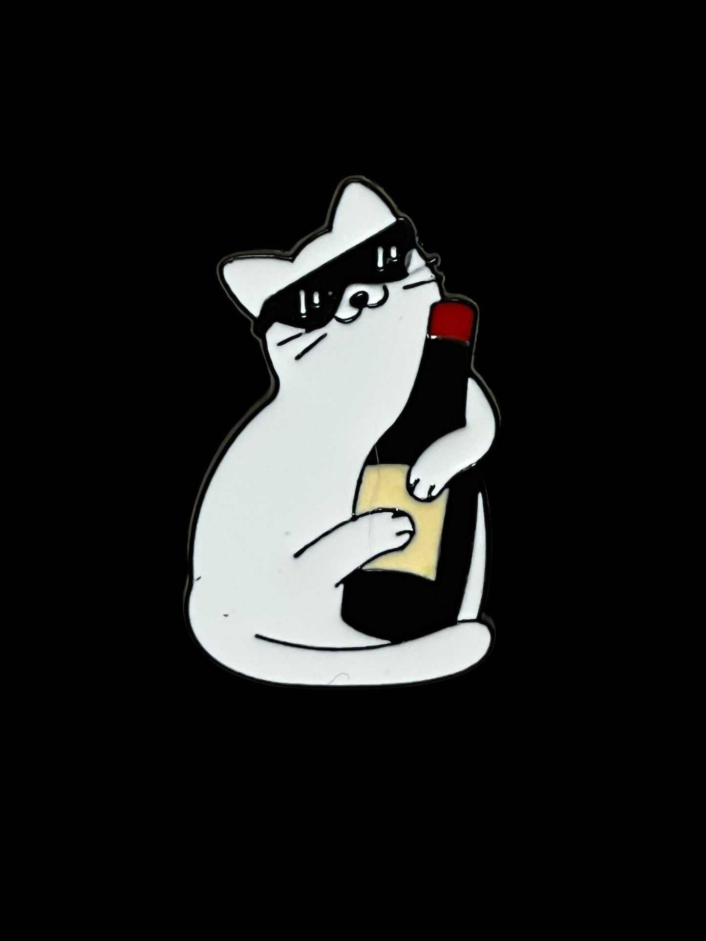 Lustige Katze mit Weinflaschenbrosche – Ausgefallene Emaille-Anstecknadel für Katzenmütter, Weinliebhaber und Fashionistas