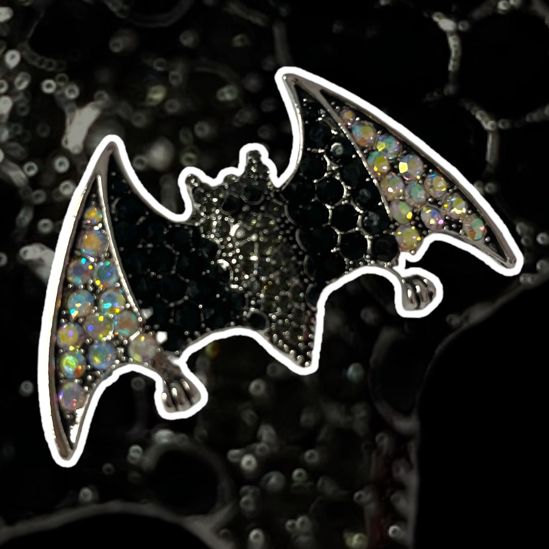 Atemberaubende elegante Halloween-Fledermaus-Anstecknadel in Blau, Grün und Schwarz – funkelnde Strassbrosche