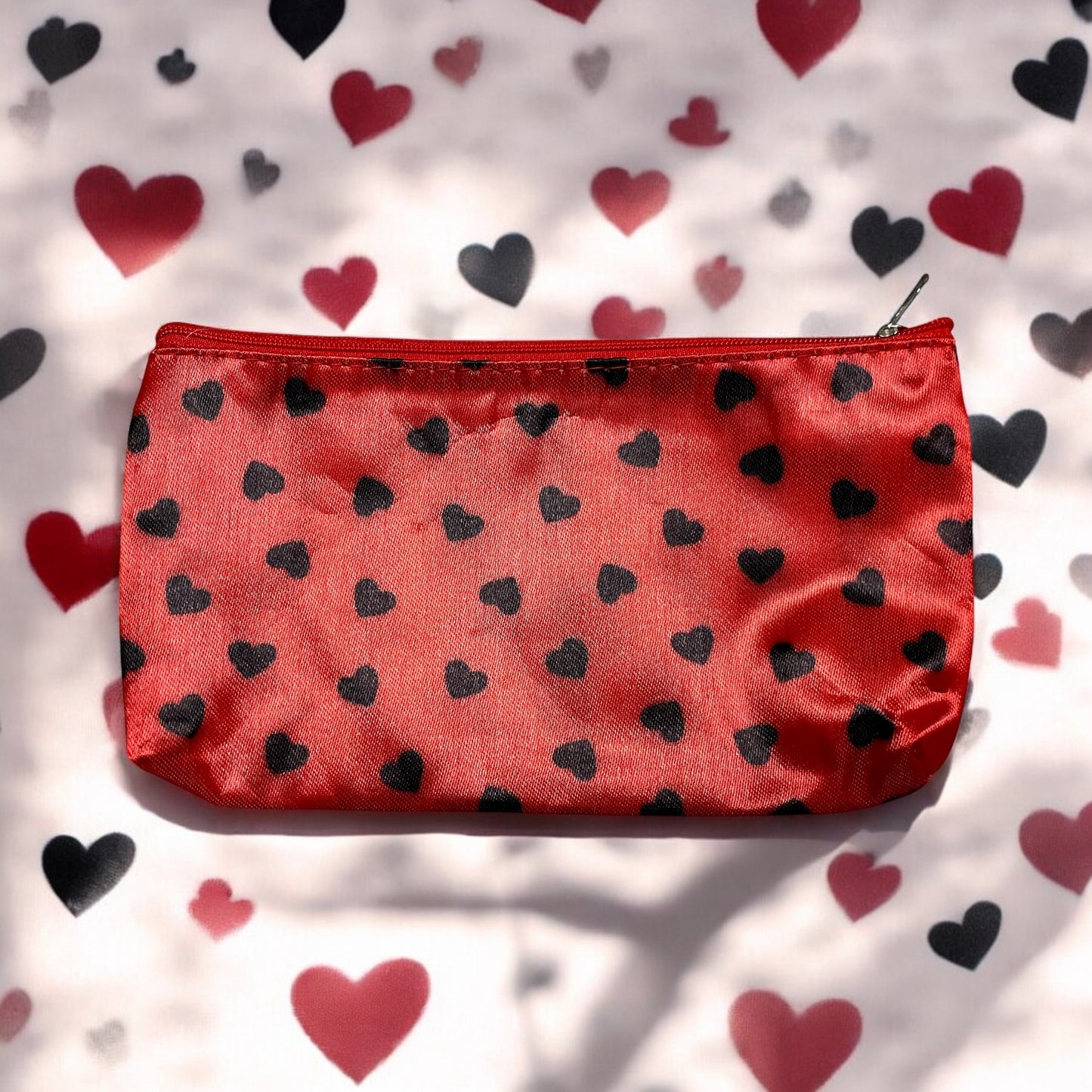 Kleine Make-up-Tasche mit Reißverschluss und Herzen, erhältlich in Pink oder Schwarz
