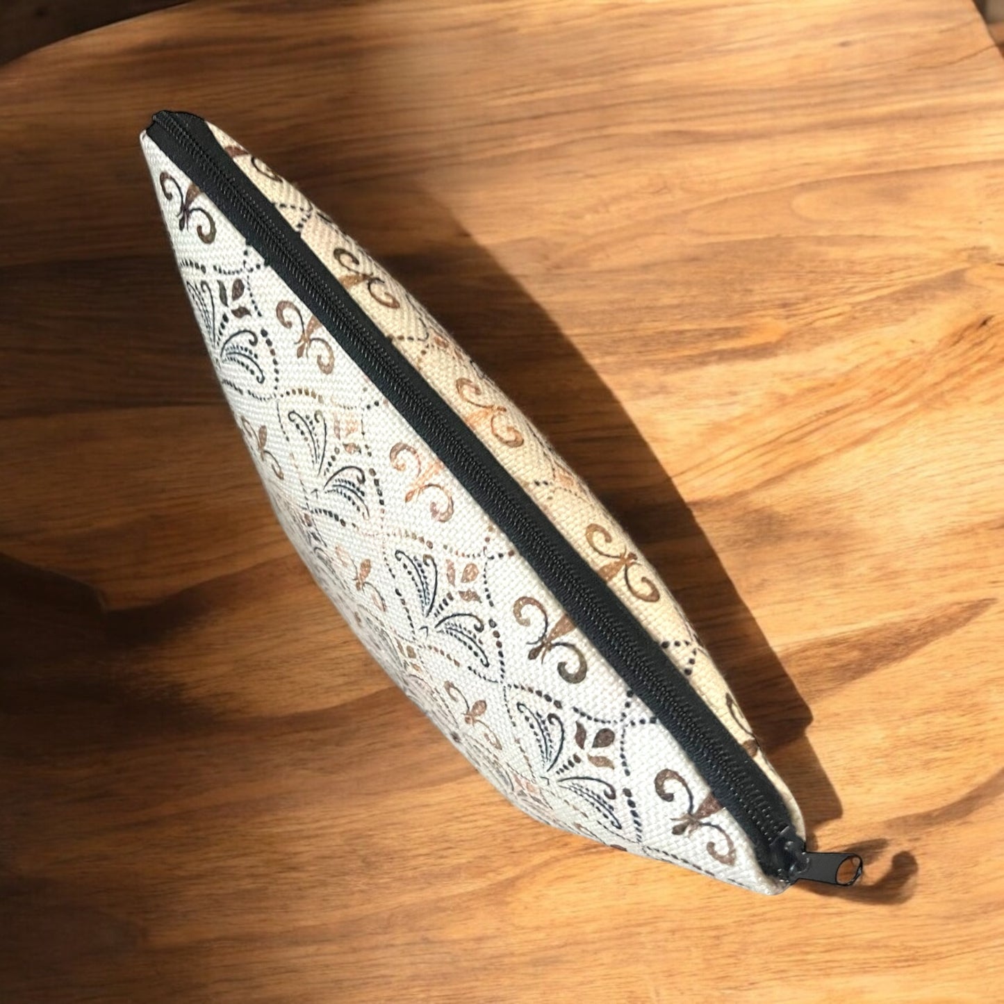 Elegant Fleur-de-lis Makeup Bag - Perfect for Mardi Gras and Everyday Use