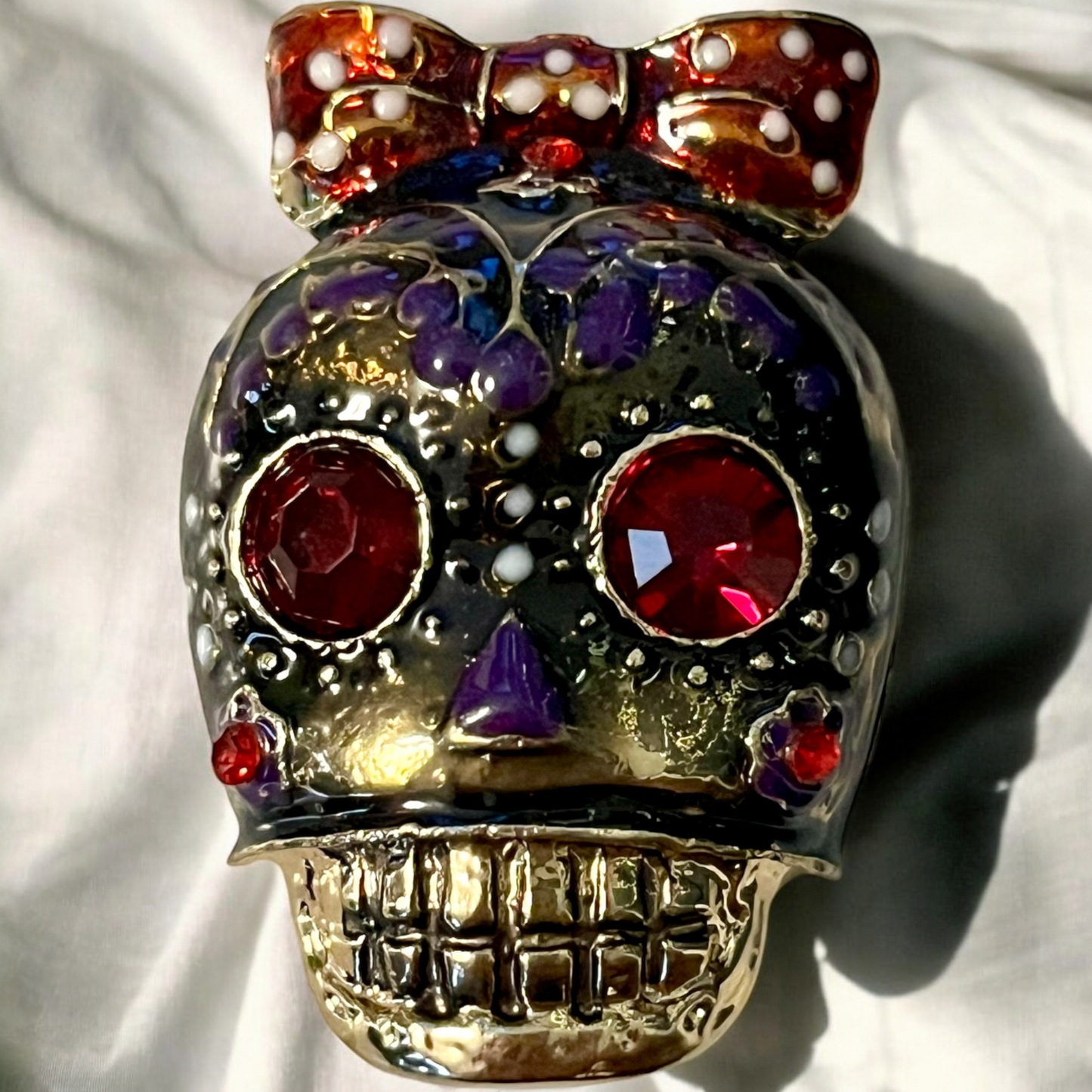 Gothic-Punk-Totenkopf-Brosche im Vintage-Stil mit Anhänger und Kunstkristallen. Tolles Geschenk. – Thema Dia de los Muertos. 3 Farben.