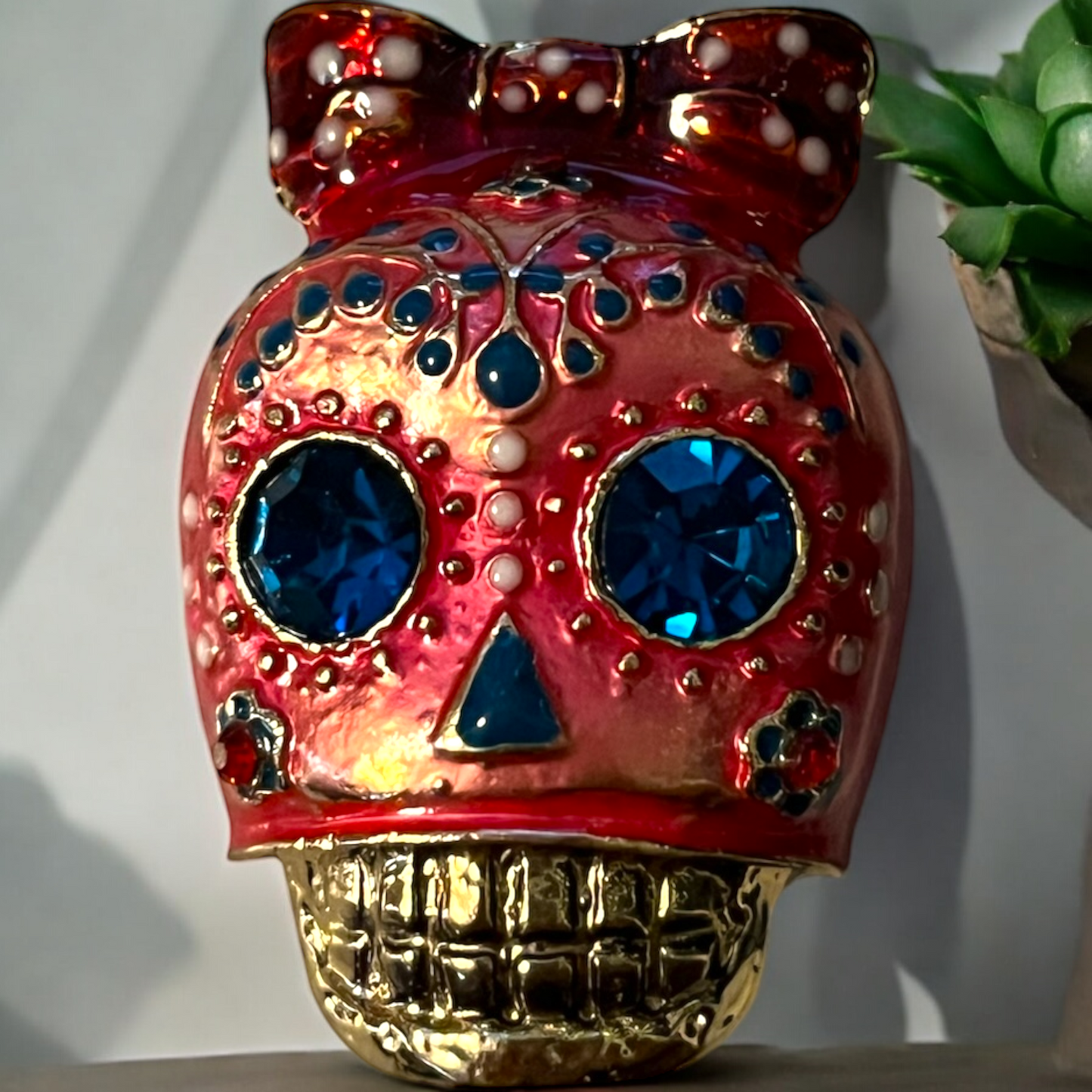 Gothic-Punk-Totenkopf-Brosche im Vintage-Stil mit Anhänger und Kunstkristallen. Tolles Geschenk. – Thema Dia de los Muertos. 3 Farben.