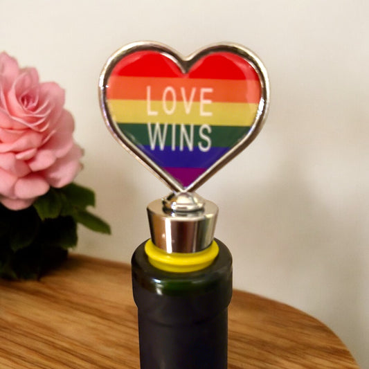 Rainbow Heart Wine Stopper with Yellow Rubber Ring – Contemporary Pride Design