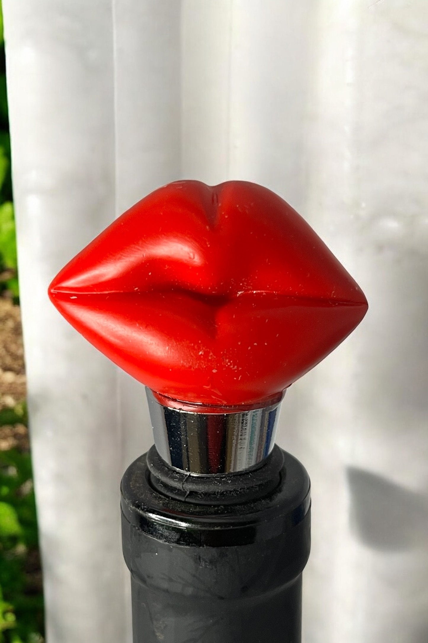 Glamorous Red Lips Wine Bottle Stopper - Fun Way to Keep Wine Fresh!