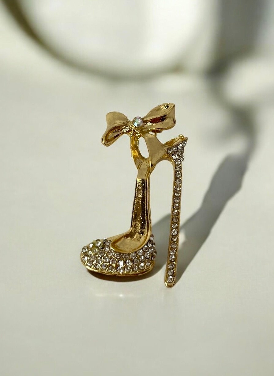 Glamorous Sparkling Rhinestone High-Heel Pin Brooch - Add a Touch of Elegance to Your Look